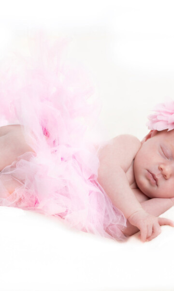 Newborn photography captures beautiful, timeless newborn portraits to remember your baby's first days of life! New York City newborn photographer, Zion Yoni Levy, specializes in stunning images and beautiful portraits of newborns, babies, and families.
For newborn photoshoots, we have baby outfits and props needed for the photo shoot to make your vision come to life. You may bring your own outfits in addition to the many props and outfits we have at the studio. The optimal time to shoot newborn portraits is at 7 to 21 days old, but there is plenty of flexibility to get stunning photos of your new baby.
Patience is key when it comes to Newborn Photoshoots and we understand breaks for feeding, diaper changes, and crying baby consoling are necessary in order to capture the perfect photos. Newborn Photography Tal Studio NYC