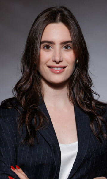 In such a competitive acting industry, it is crucial to have professional headshots. The Actor / Model Headshot Package is perfect for building your acting portfolio. Casting directors see thousands of actors / Models headshots, so it is crucial to capture your confidence and personality to make a lasting impression. This headshot package allows you to express different characters and looks to diversify your acting portfolio! Headshot Photography Tal Studio NYC