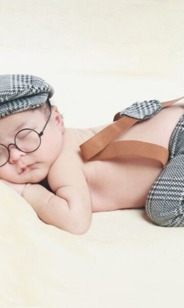 Newborn photography captures beautiful, timeless newborn portraits to remember your baby's first days of life! New York City newborn photographer, Zion Yoni Levy, specializes in stunning images and beautiful portraits of newborns, babies, and families.
For newborn photoshoots, we have baby outfits and props needed for the photo shoot to make your vision come to life. You may bring your own outfits in addition to the many props and outfits we have at the studio. The optimal time to shoot newborn portraits is at 7 to 21 days old, but there is plenty of flexibility to get stunning photos of your new baby.
Patience is key when it comes to Newborn Photoshoots and we understand breaks for feeding, diaper changes, and crying baby consoling are necessary in order to capture the perfect photos. Newborn Photography Tal Studio NYC